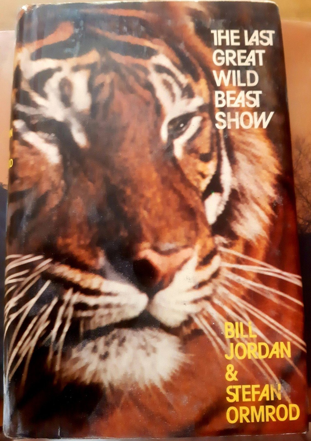  The Last Great Wild Beast Show by Bill Jordan and Stefan Ormrod is a landmark book critiquing the conditions of animals in zoos