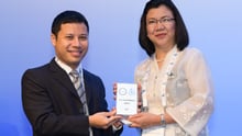 Dr Noraine P. Medina receiving the Animal Welfare Award for Asia 
